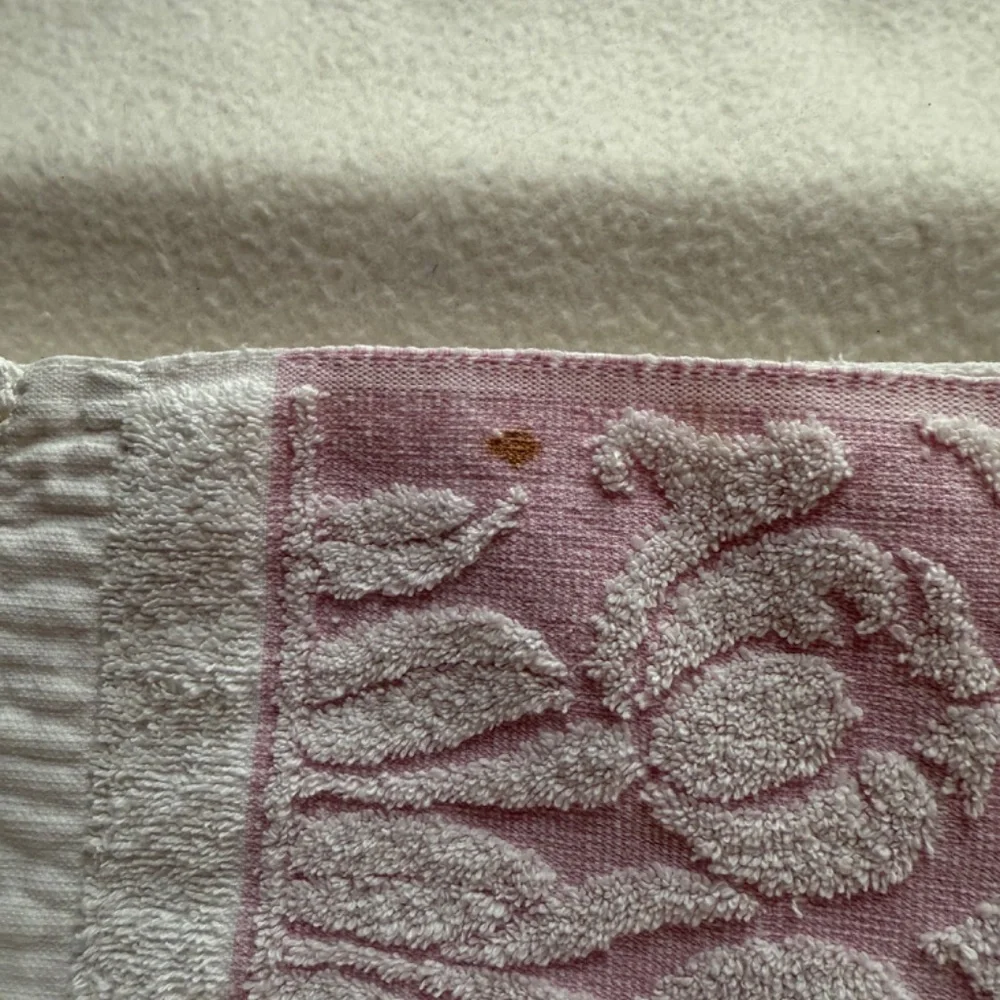 Vintage Bath Towel, hand embroidered - Picture 3 of 3